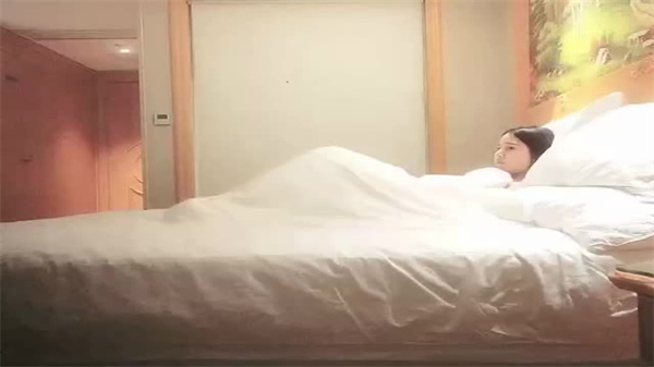 痴迷熟女的巨根猛男，约炮苗条贫乳御姐激情啪啪